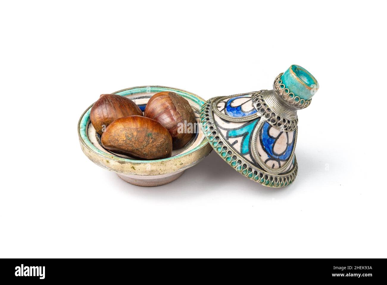 Kastanie in einem marokkanischen Mini-Tajine Stockfoto