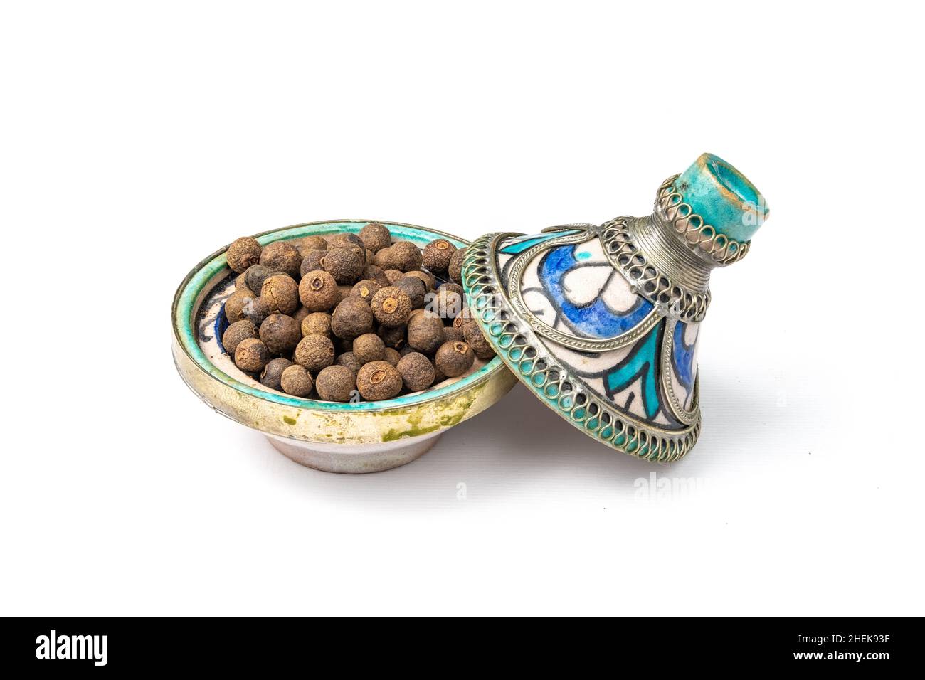 Alle Gewürze in einem marokkanischen Mini-Tajine Stockfoto