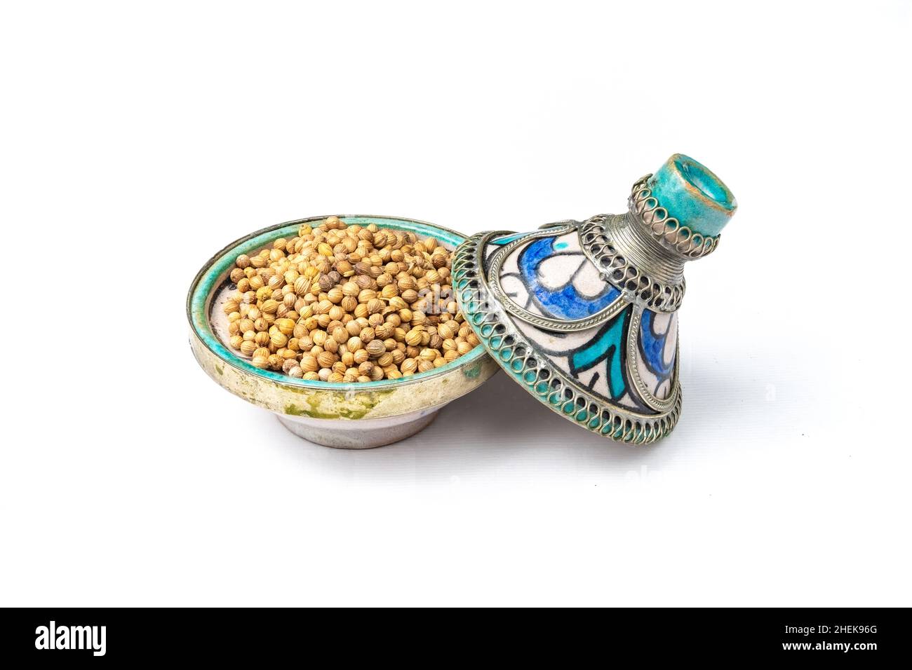 Koriandersamen in einem marokkanischen Mini-Tajine Stockfoto