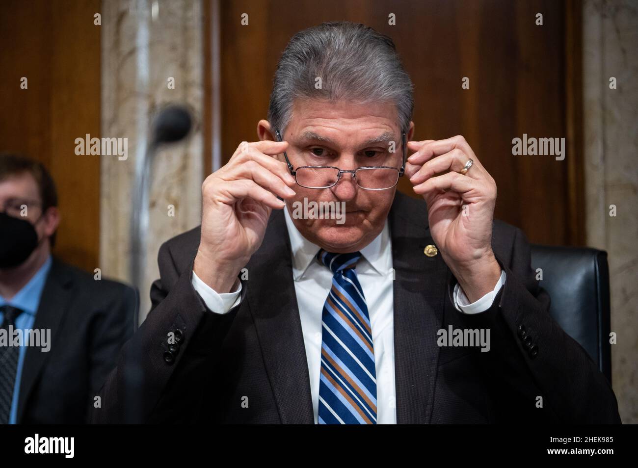 Senator Joe Manchin (D-W.V.), Vorsitzender des Energie- und Rohstoffausschusses des Senats, bereitet sich auf eine Anhörung zum Thema Wasserkraft am Dienstag, den 11. Januar, im US-Kapitol in Washington, D.C., vor. 2022. Heute wird Präsident Biden mit einem großen Kontinent von Gesetzgebern nach Atlanta reisen, um die Frage der Stimmrechte zu stellen und für eine Reform des Filibusters zu sprechen. (Graeme Sloan/Sipa USA) Stockfoto