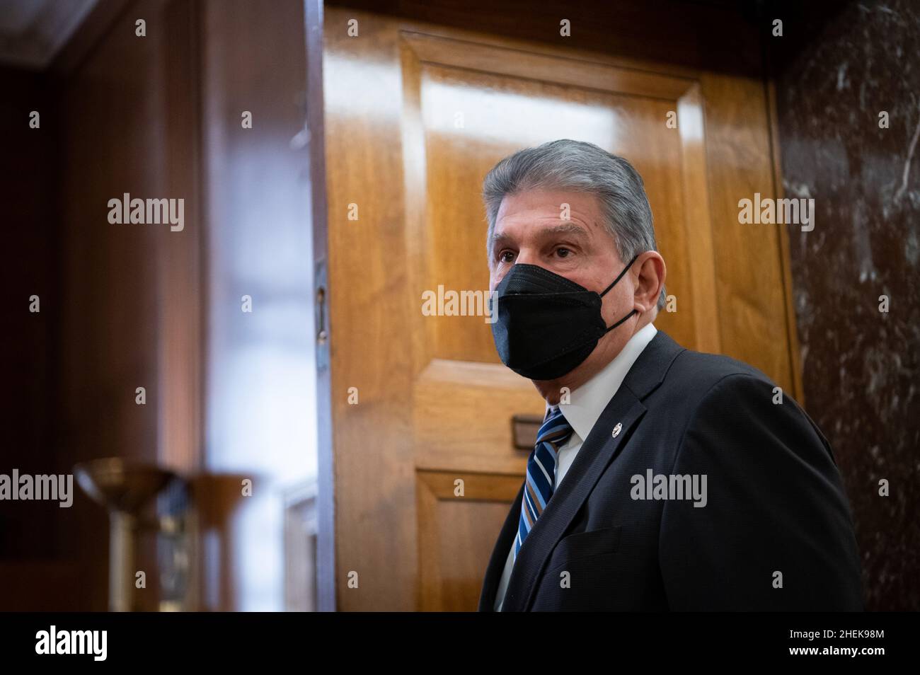 Senator Joe Manchin (D-W.V.) spricht vor einer Anhörung des Energie- und Rohstoffausschusses des Senats über Wasserkraft im US-Kapitol in Washington, D.C., am Dienstag, den 11. Januar, 2022. Heute wird Präsident Biden mit einem großen Kontinent von Gesetzgebern nach Atlanta reisen, um die Frage der Stimmrechte zu stellen und für eine Reform des Filibusters zu sprechen. (Graeme Sloan/Sipa USA) Stockfoto