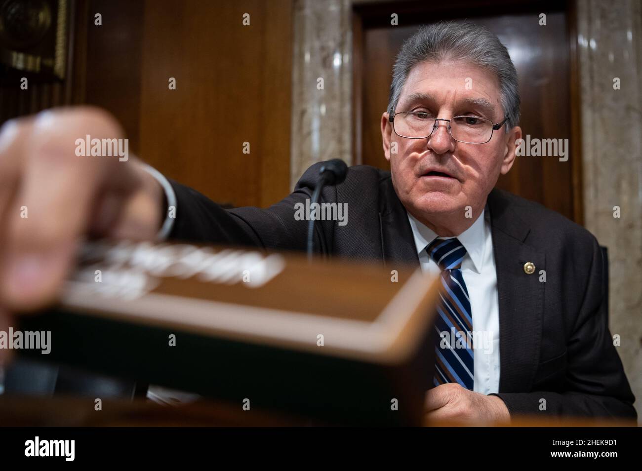 Washington, USA. 11th Januar 2022. Senator Joe Manchin (D-W.V.), Vorsitzender des Energie- und Rohstoffausschusses des Senats, bereitet sich auf eine Anhörung zum Thema Wasserkraft vor, die am Dienstag, den 11. Januar, im US-Kapitol in Washington, DC, stattfinden wird. 2022. Heute wird Präsident Biden mit einem großen Kontinent von Gesetzgebern nach Atlanta reisen, um die Frage der Stimmrechte zu stellen und für eine Reform des Filibusters zu sprechen. (Graeme Sloan/Sipa USA) Quelle: SIPA USA/Alamy Live News Stockfoto