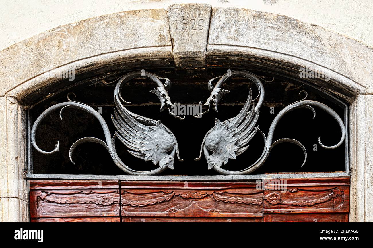 Detail der drachenförmigen Dekorationen über einer Tür eines alten Hauses in der Kleinstadt Secinaro. Secinaro, Provinz L'Aquila, Abruzzen, Italien Stockfoto