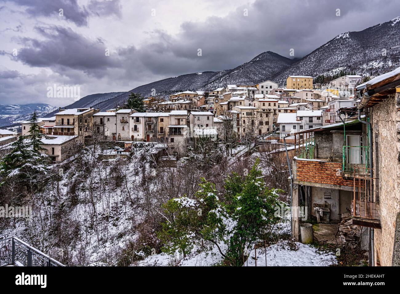 Winterlandschaft der kleinen Bergstadt Secinaro unter dem Schnee. Secinaro, Provinz L'Aquila, Abruzzen, Italien, Europa Stockfoto