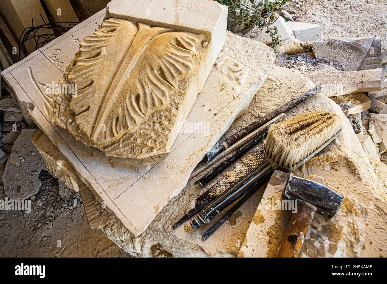 Handgefertigte Dekoration in Maiella Stein von einem Handwerker Steinmetz geschnitzt. Lettomanoppello, Provinz Pescara, Abruzzen, Italien, Europa Stockfoto