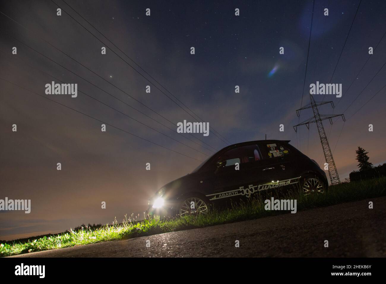 Black Abarth 595 turismo nach Sonnenuntergang. --- Abarth & C. S.p.A. ist ein italienischer Hersteller von Rennwagen und Straßenwagen und eine von der Italo-NeuB gegründete Performance Division Stockfoto