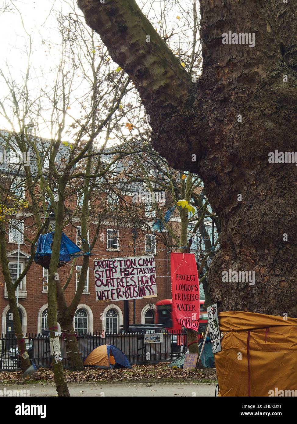 London, 2020. November - Ein Park neben dem Bahnhof Euston, der von Aktivisten besetzt und in ein Lager verwandelt wurde, das gegen den Bau von HS2 protestierte. Stockfoto
