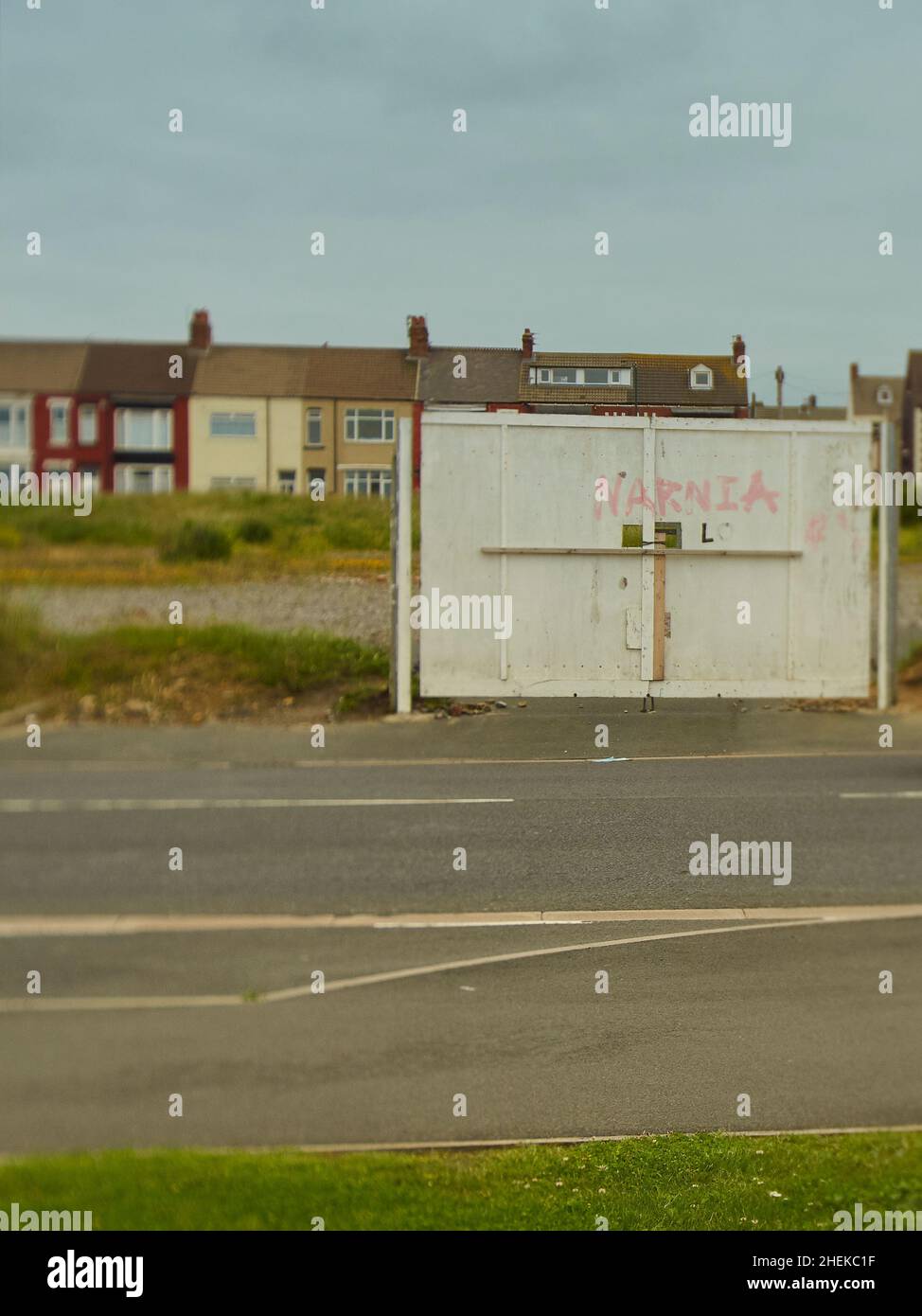 Teesside, Großbritannien, 2019. Juni – ein unkongruenter, isolierter, verschlossener Eingang, gemalt mit einer dunkel-humorvollen Botschaft auf dem Gelände eines abgerissenen Gemeindezentrums. Stockfoto