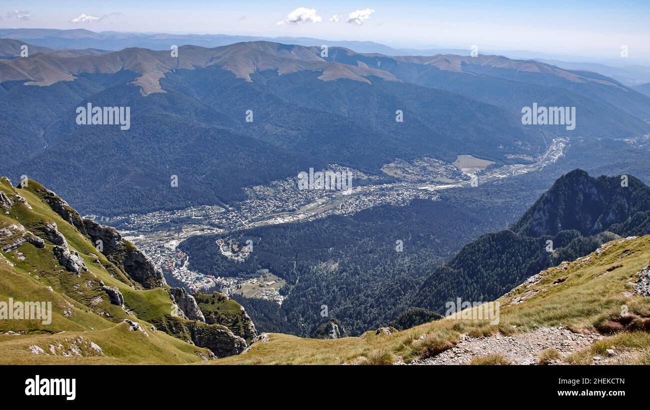 Busteni Blick auf die Stadt vom Gipfel des Caraiman Stockfoto