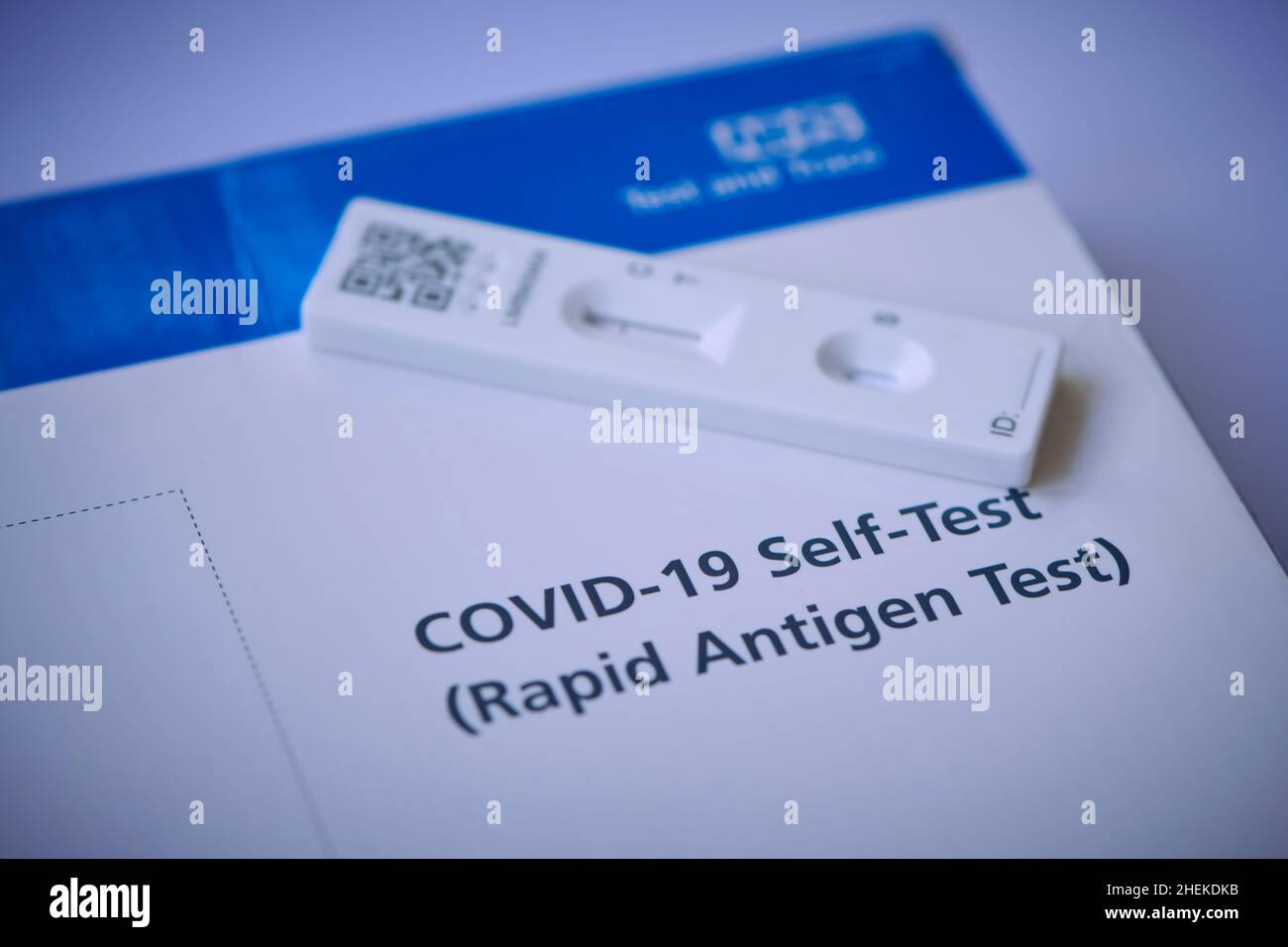 NHS COVID-19 Selbsttest Lateral Flow Test, RFT, RFD, Rapid Antigen Test. Schnelltest-Testkit für Coronavirus-Track und -Trace Stockfoto