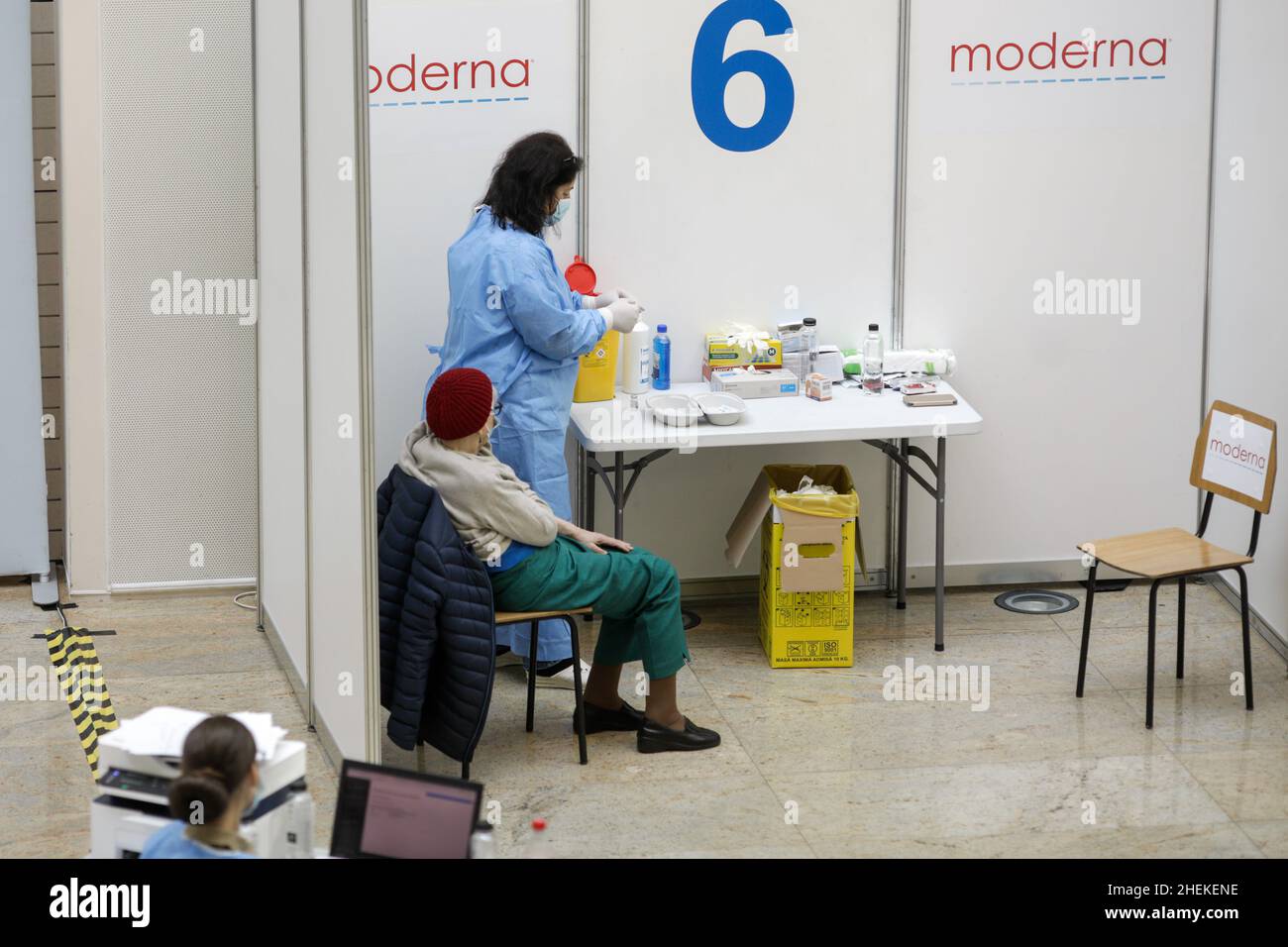 Bukarest, Rumänien - 23. Oktober 2021: Ältere Frau erhält einen Moderna-Anti-COVID-19-Impfstoff während eines Wochenendes-langen „Impfmarathons“ bei The Nation Stockfoto