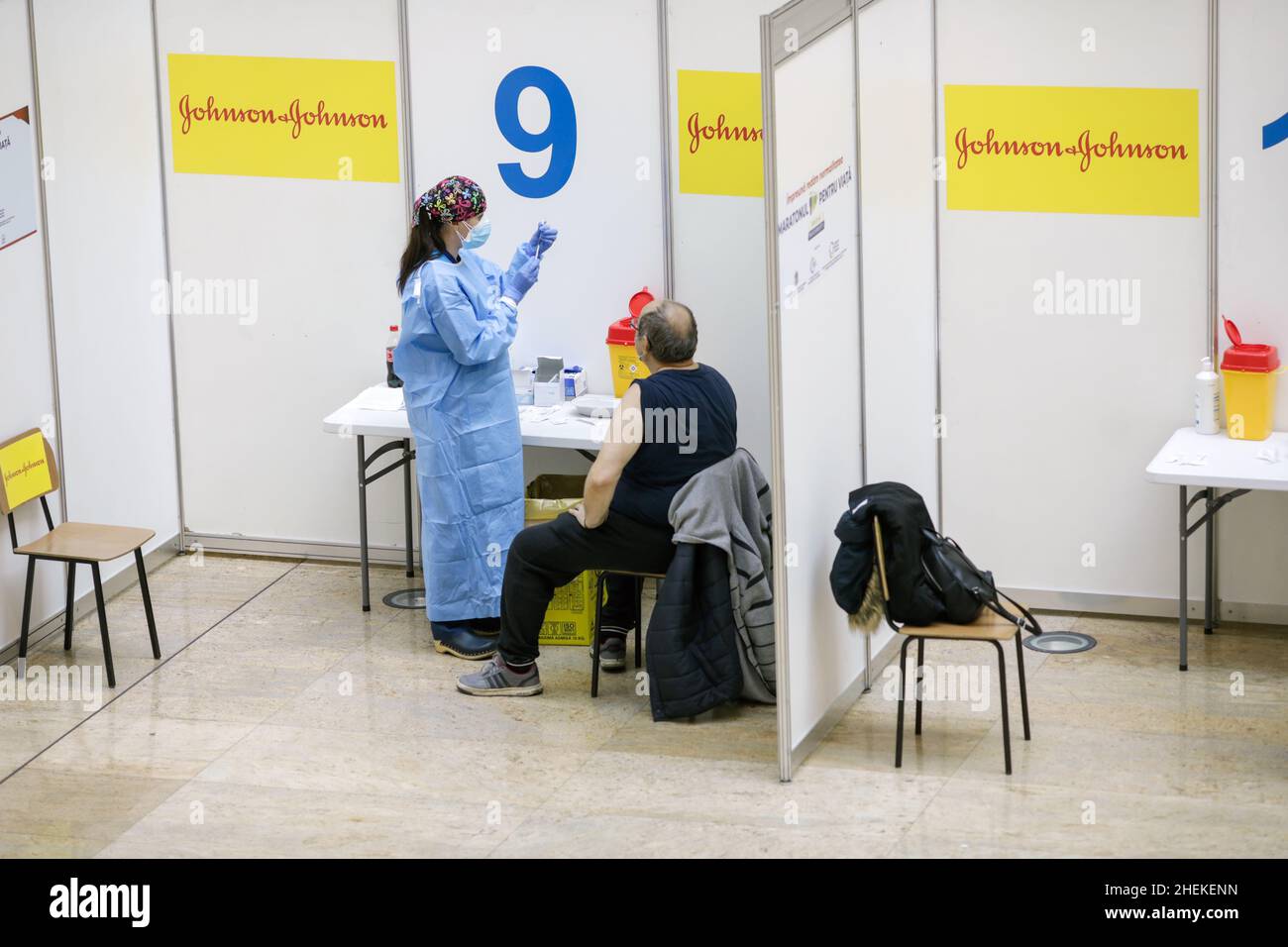 Bukarest, Rumänien - 23. Oktober 2021: Älterer Mann erhält einen Anti-COVID-19-Impfstoff von Johnson und Johnson während eines wochenlangen „Impfmarathons“ bei Stockfoto