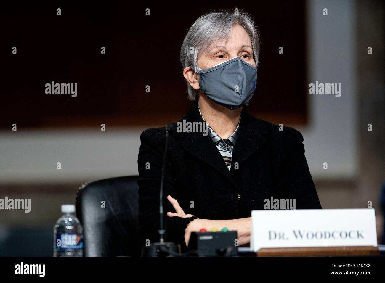 Washington, Vereinigte Staaten. 11th Januar 2022. Dr. Janet Woodcock, die stellvertretende kommissarin der Food and Drug Administration, wird während einer Anhörung des Senats für Gesundheit, Bildung, Arbeit und Altersversorgung gesehen, um die Reaktion des Bundes auf COVID-19 und neue aufkommende Varianten am Dienstag, den 11. Januar 2022 auf dem Capitol Hill in Washington, DC zu untersuchen. Quelle: Greg Nash/Pool via CNP/dpa/Alamy Live News Stockfoto