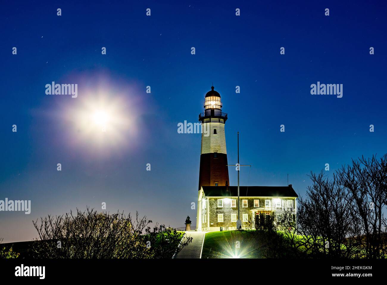 Montauk Point Leuchtturm mit Mondschein bei Nacht, Long Island, New York, Suffolk County Stockfoto