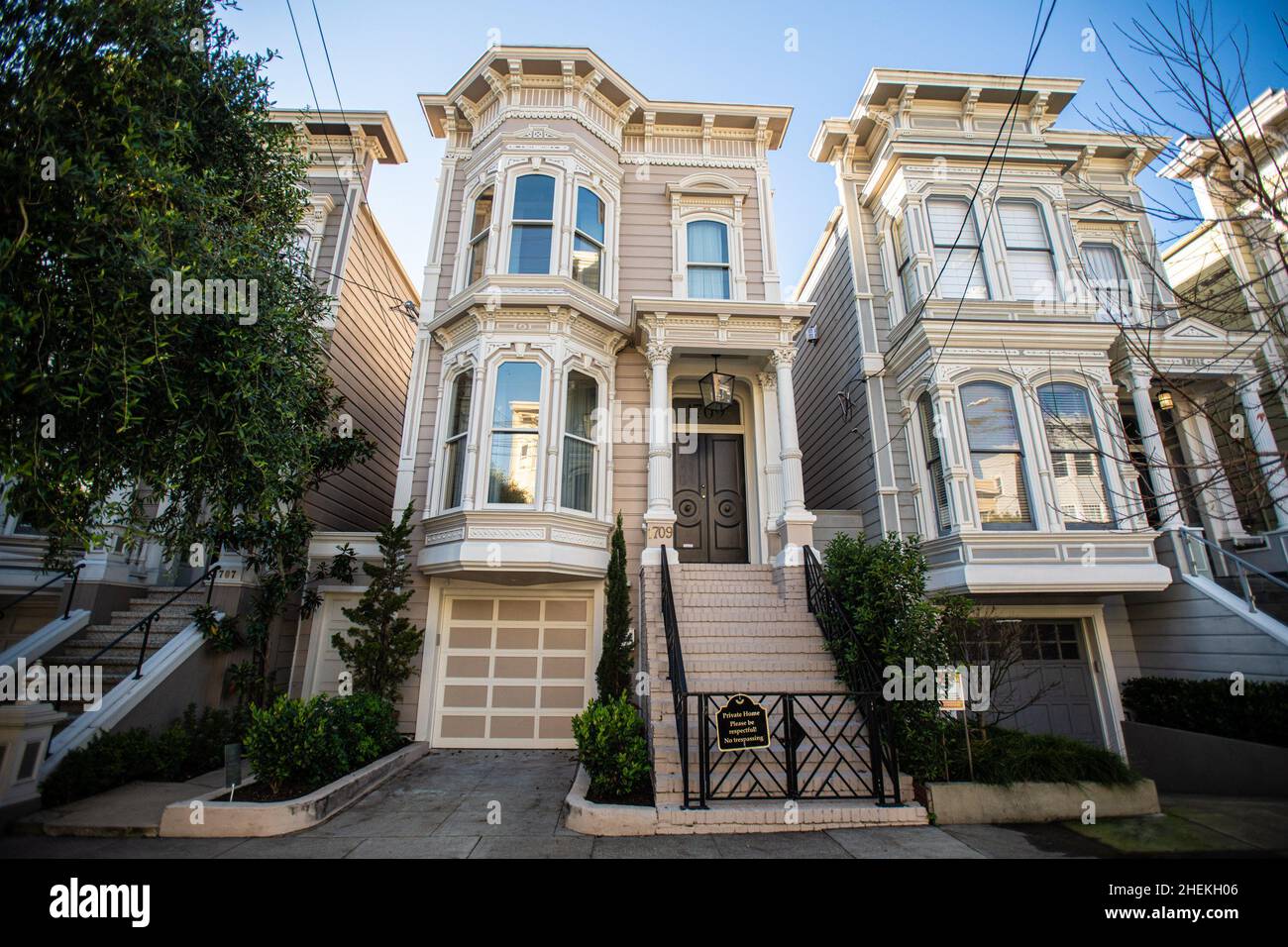 Blick vor dem „Full House“-Haus in der Broderick Street 1709 am 10. Januar  2022 in San Francisco, Kalifornien, einen Tag nach dem Tod von Bob Saget,  einem der Stars der beliebten Sitcom.