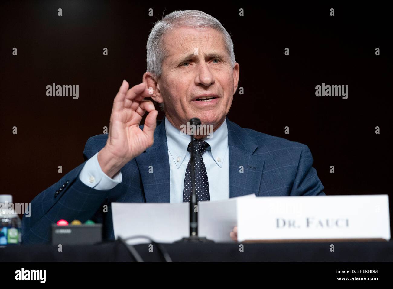 Dr. Anthony Fauci, Chief Medical Advisor des Weißen Hauses und Direktor der NIAID, beantwortet Fragen von Senator Rand Paul (R-Ky.) während eines Senats für Gesundheit, Bildung, Arbeit, Und Anhörung des Pensionsausschusses zur Untersuchung der Reaktion des Bundes auf COVID-19 und neue aufkommende Varianten am Dienstag, den 11. Januar 2022, im Capitol Hill in Washington, DCCredit: Greg Nash/Pool via CNP /MediaPunch Stockfoto