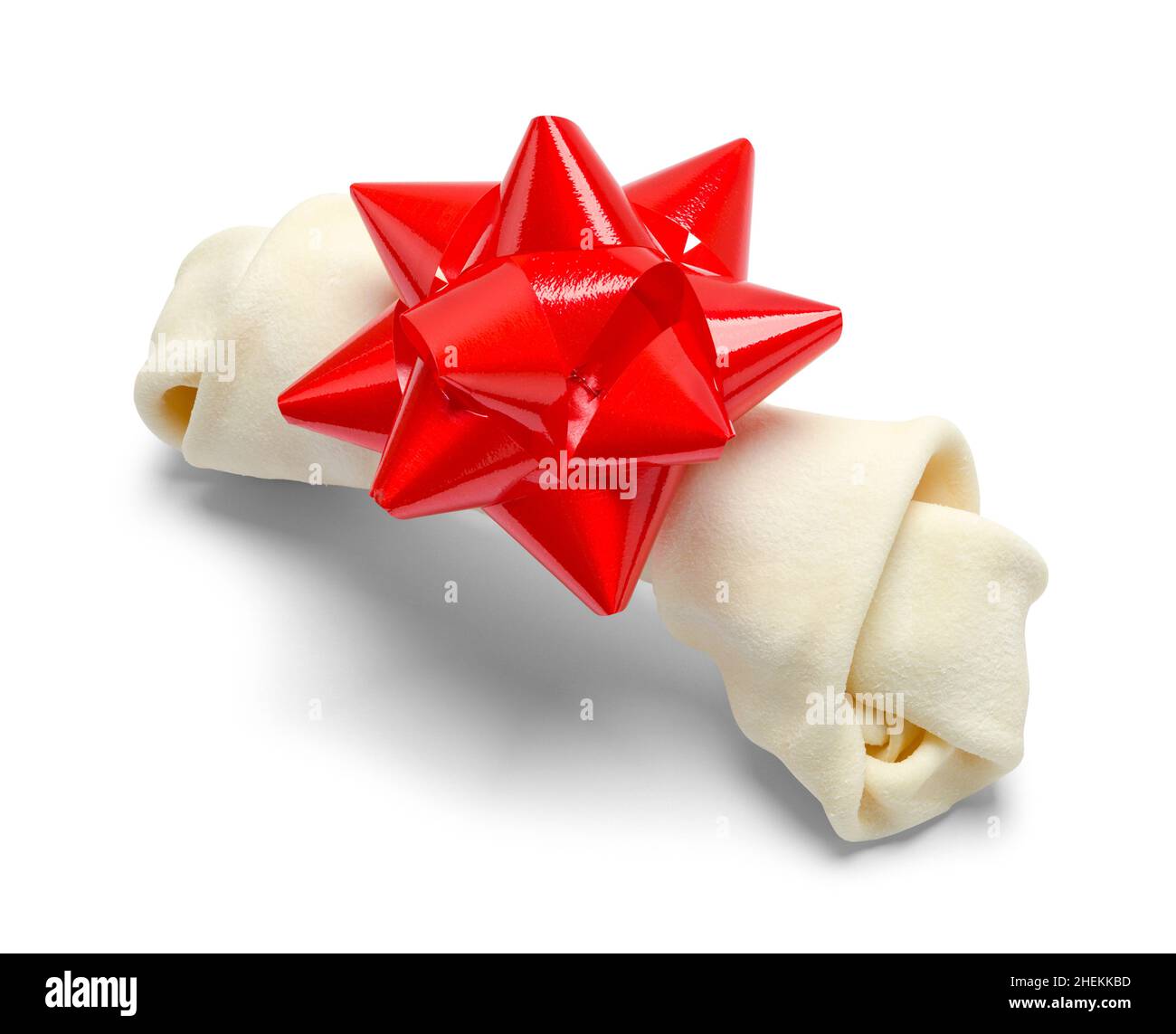 Rawhide Hundeknochen mit roter Weihnachtsschleife. Stockfoto