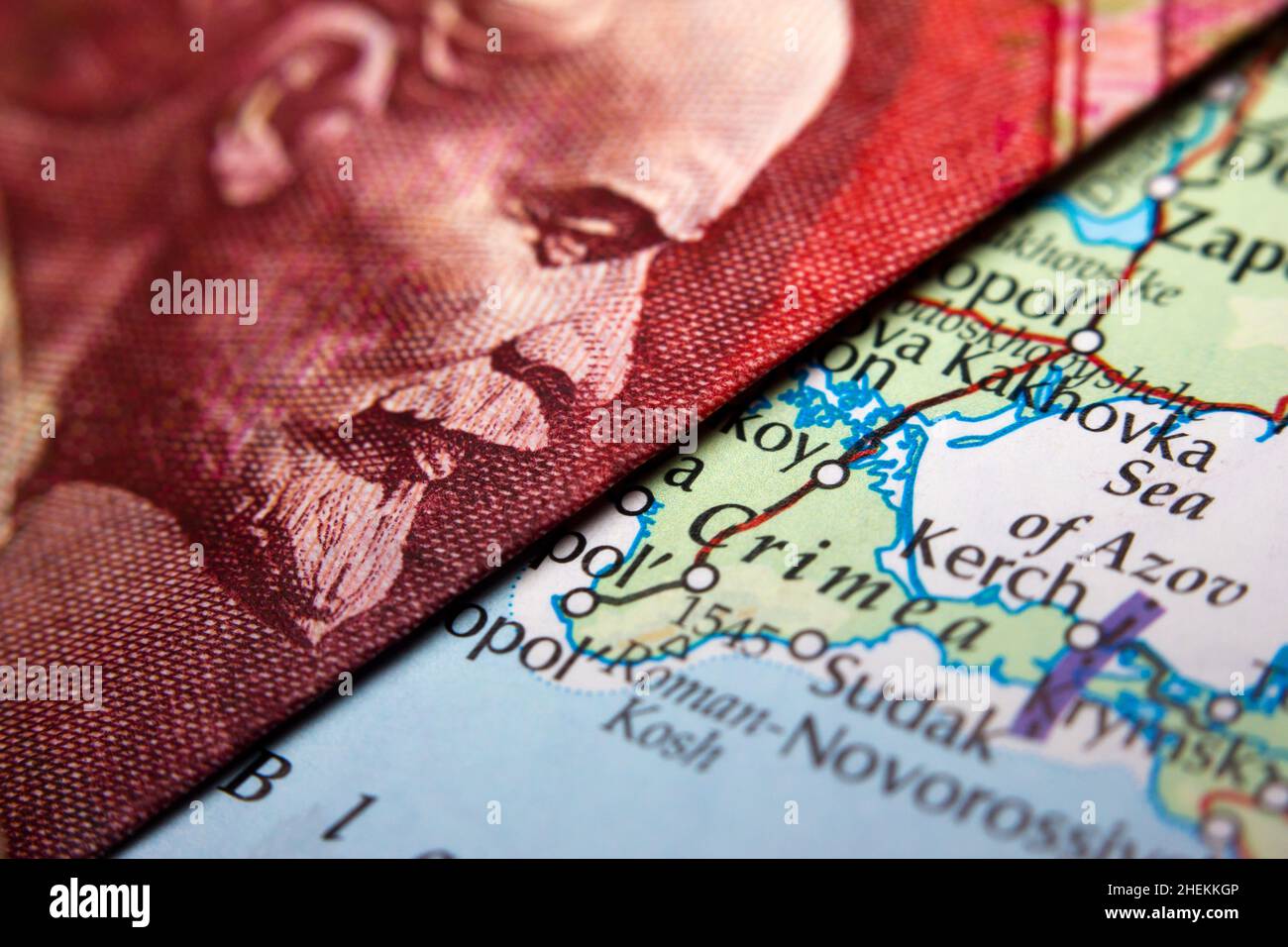 Eine antike Karte, die die Krim zwischen einer Nahaufnahme einer russischen Rubel-Banknote - die Lenin darstellt - und einer 10-Dollar-Banknote zeigt Stockfoto