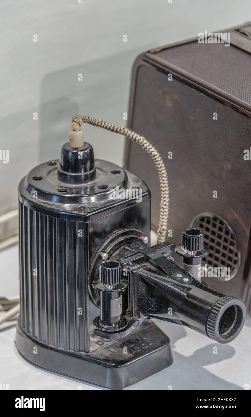 Alter ostdeutscher Diaprojektor im 'die Welt der DDR' Museum Dresden, Deutschland Stockfoto