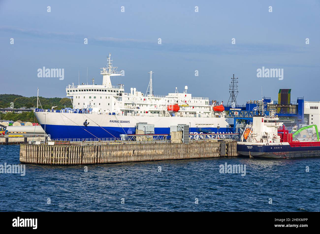 Die KAUNAS SEAWAYS, eine Schienengüterfähre, an der Anlegestelle im Fährhafen Sassnitz-Mukran, Mecklenburg-Vorpommern, Deutschland, 9. August 2014. Stockfoto