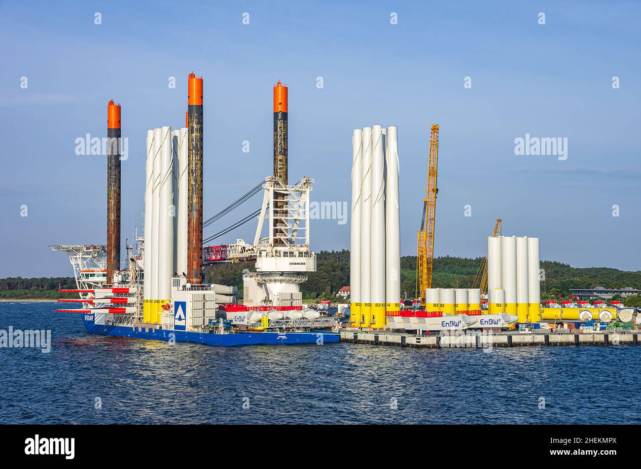 Fährhafen Sassnitz-Mukran, Mecklenburg-Vorpommern, Deutschland - 9. August 2014: Die VIDAR, ein Installationsschiff der Hochtief Solutions AG. Stockfoto