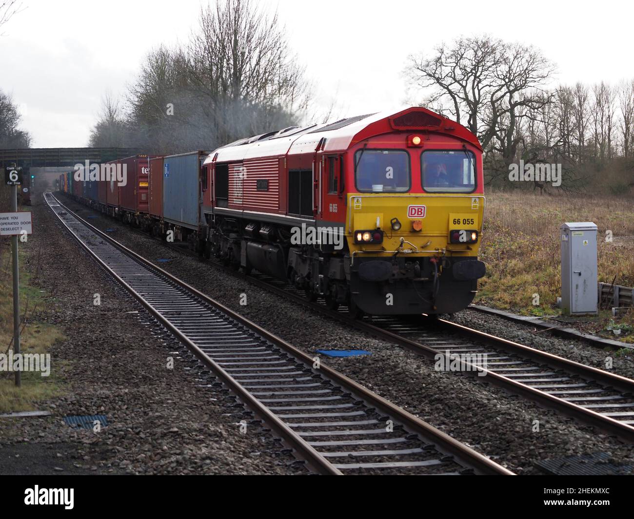 DB Cargo Class 66 Locomotive 66055 am Bahnhof Kings Sutton, Northamptonshire Stockfoto