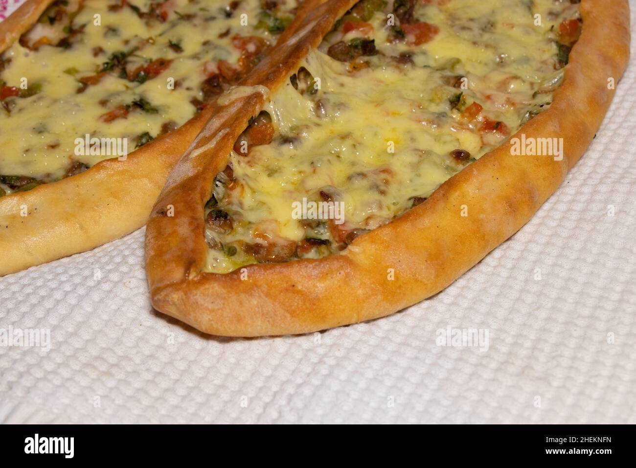 Türkische Pizza - Pide. Traditionelle Pita mit Rindfleisch und Cheddar-Käse. Traditionelle Aromen Stockfoto