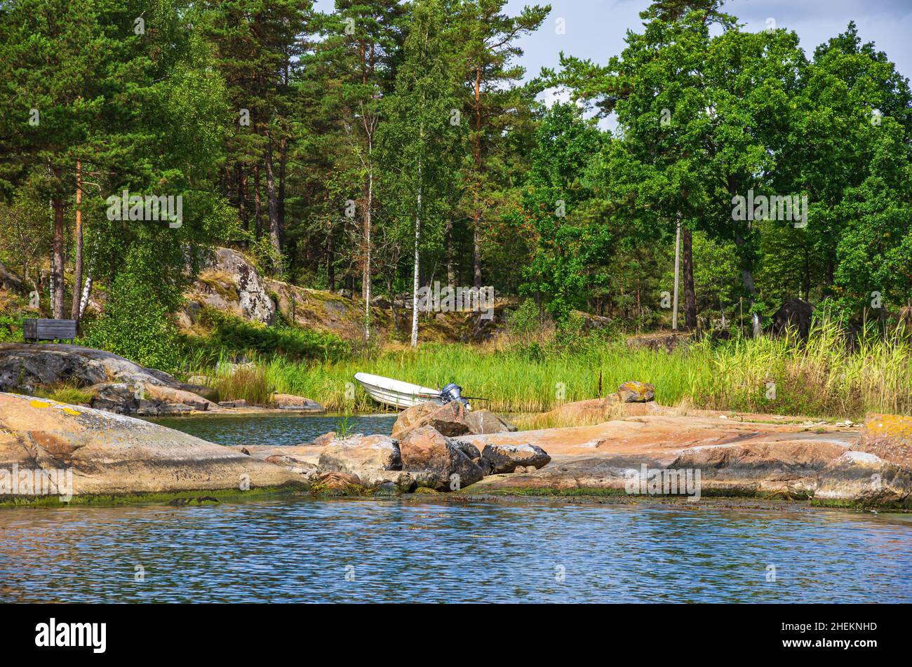 Einsames kleines Motorboot in einer Bucht am Rande des Småland-Archipels im Nordosten der Grafschaft Kalmar län an der schwedischen Ostküste. Stockfoto