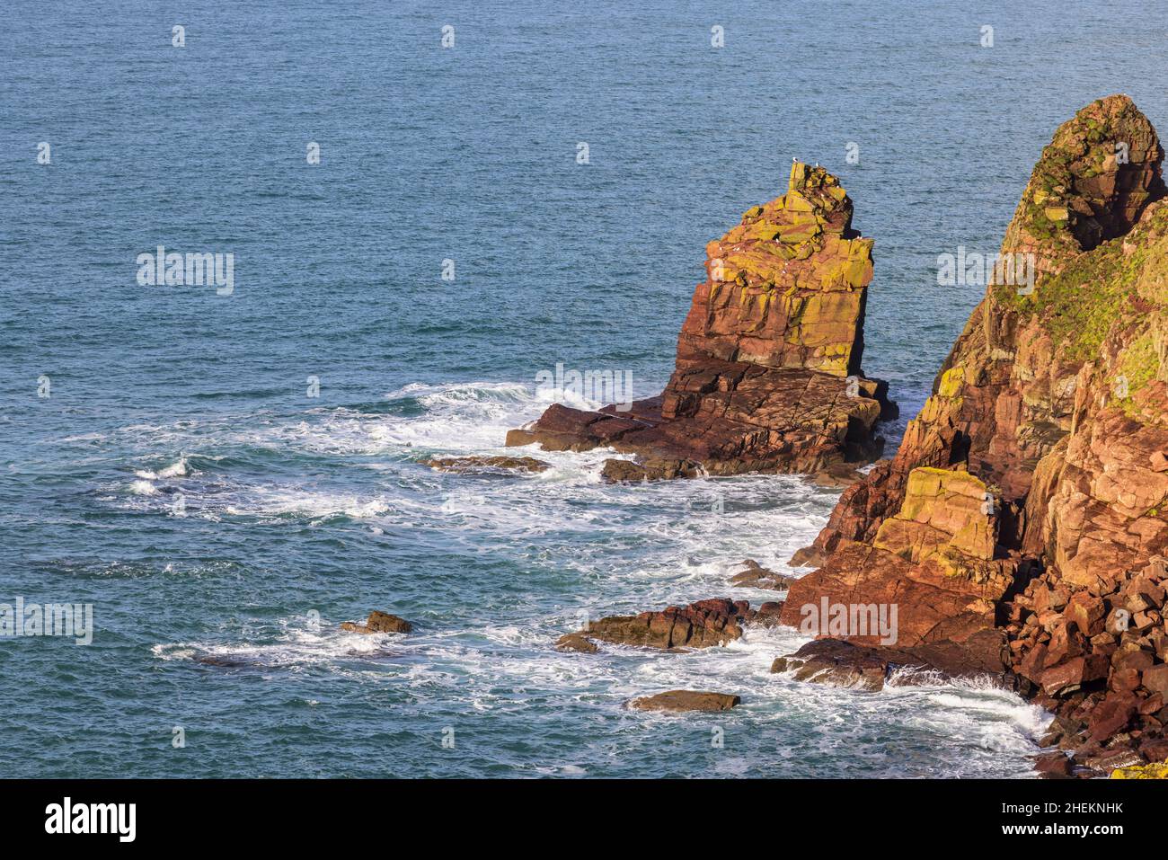 Tower Point und die Sandsteinklippen der St Brides Bay, Pembrokeshire Coast National Park, South Wales Stockfoto