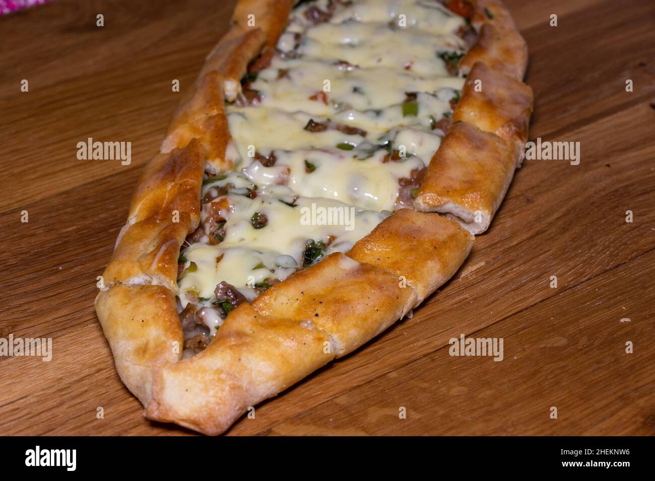 Türkische Pizza - Pide. Traditionelle Pita mit Rindfleisch und Cheddar-Käse. Traditionelle Aromen Stockfoto