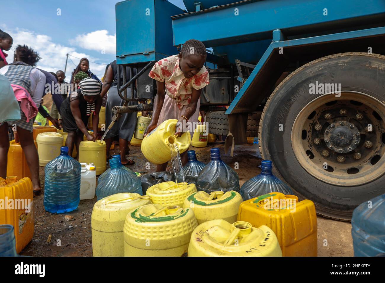 Nairobi, Kenia. 11th Januar 2022. Ein junges Mädchen sah, wie sie während des Wassermangels ihre Wasserkanister füllte.die meisten Einwohner von Nairobi erleben weiterhin den täglichen Mangel und den Mangel an Wasser. In den Slums von Kibera haben die Nairobi Metropolitan Services (N.M.S) die Verantwortung übernommen, den meisten Bewohnern in einigen armen Gemeinden den Zugang zu kostenlosen und häufigen Trinkwasserdiensten zu ermöglichen. Kredit: SOPA Images Limited/Alamy Live Nachrichten Stockfoto