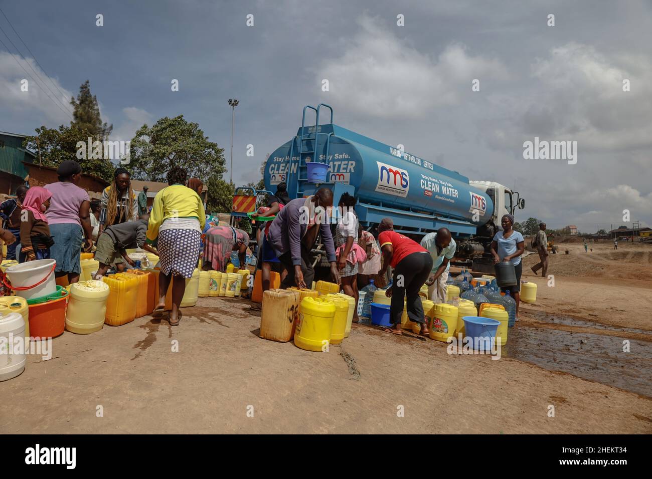 Nairobi, Kenia. 11th Januar 2022. Während der Wasserknappheit sahen die Anwohner, wie sie ihre Wasserkanister füllten.die meisten Bewohner Nairobis erleben weiterhin den täglichen Mangel und den Mangel an Wasser. In den Slums von Kibera haben die Nairobi Metropolitan Services (N.M.S) die Verantwortung übernommen, den meisten Bewohnern in einigen armen Gemeinden den Zugang zu kostenlosen und häufigen Trinkwasserdiensten zu ermöglichen. (Foto von Donwilson Odhiambo/SOPA Images/Sipa USA) Quelle: SIPA USA/Alamy Live News Stockfoto