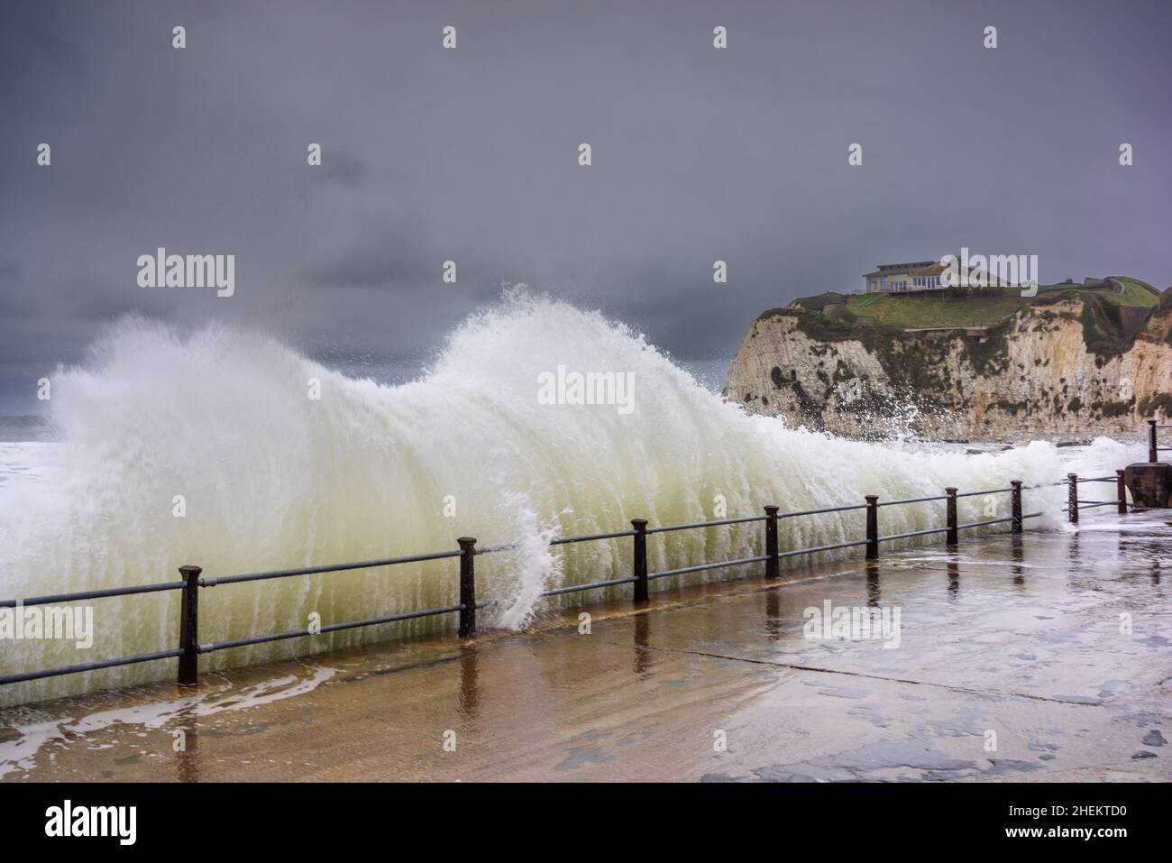 Wellen krachen bei stürmischem Wetter im Winter 2022 gegen die Promenade an der Freshwater Bay, Freshwater, Isle of Wight, Hampshire, England, VEREINIGTES KÖNIGREICH Stockfoto