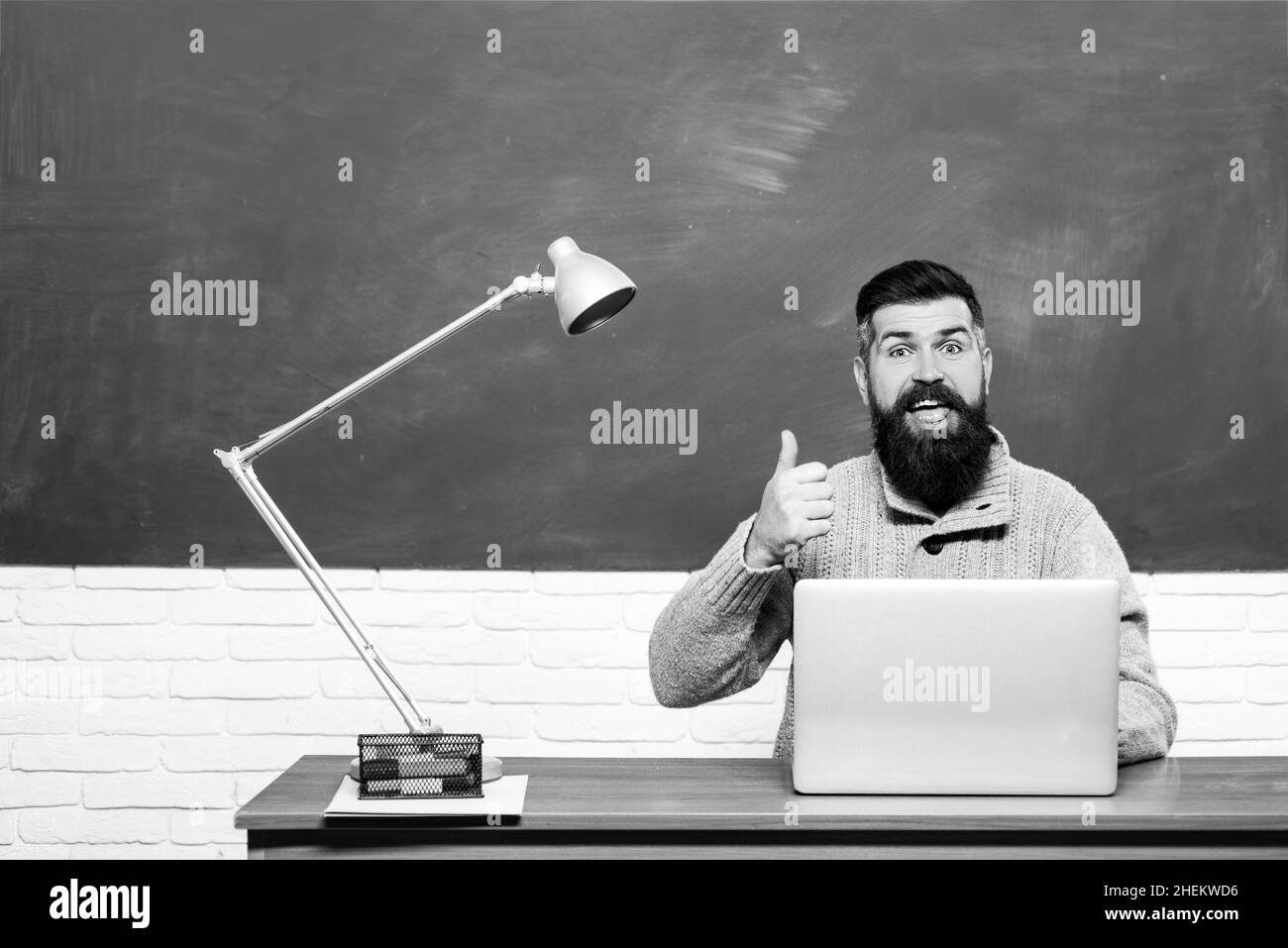 Student Studiert Harte Prüfung. Bärtiger Tutor in der Nähe der Tafel. Bärtiger Lehrer in der Bildungsklasse in der Nähe der Tafel. Stockfoto