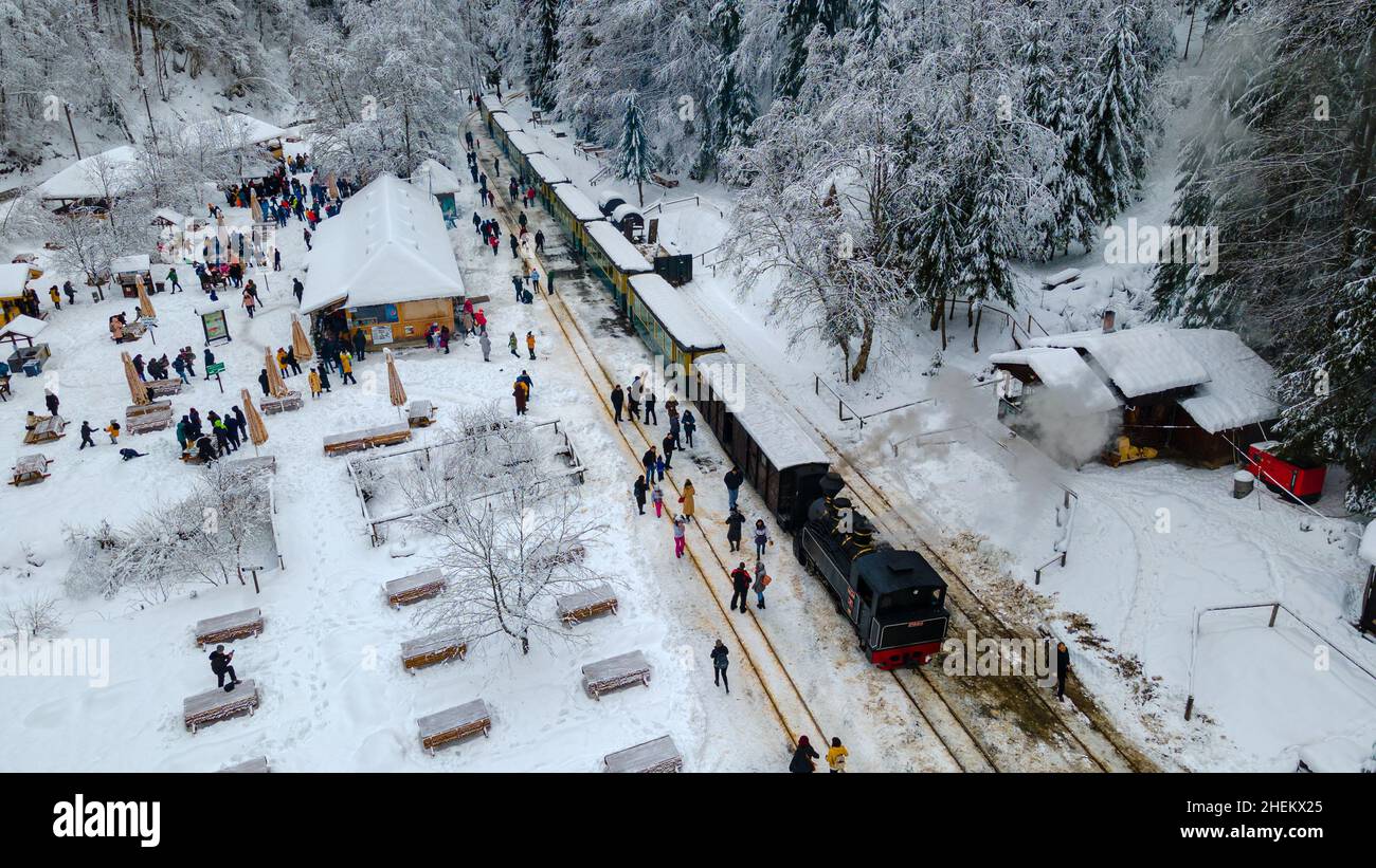Blick von oben auf einen touristischen Bahnhof in Maramures County, Rumänien, Aufnahme aus einer niedrigen Höhe in der Wintersaison. Stockfoto