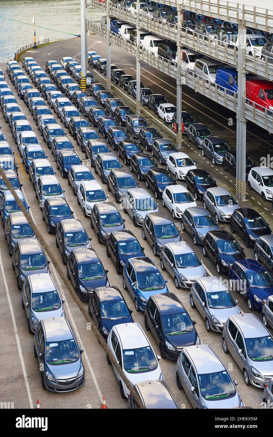 Neue Autos warten auf den Export im Hafen von Pasaia, Guipuzkoa, Baskenland, Spanien, Europa Stockfoto