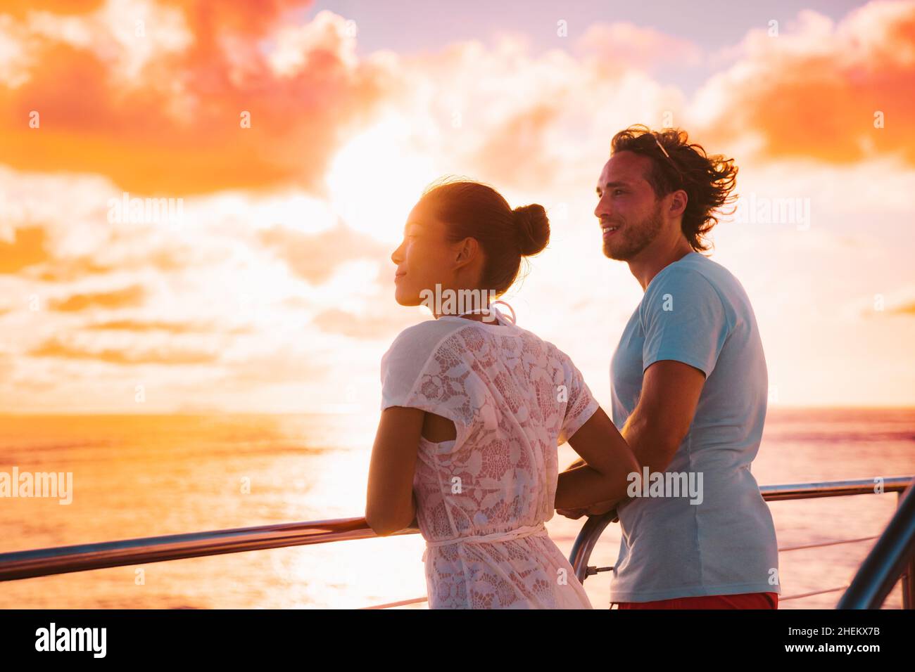 Sunset Cruise romantisches Paar, das die Aussicht von der Bootsterrasse aus im Reiseurlaub beobachtet. Silhouette von Mann und Frau Touristen entspannen auf dem Außenbalkon Stockfoto