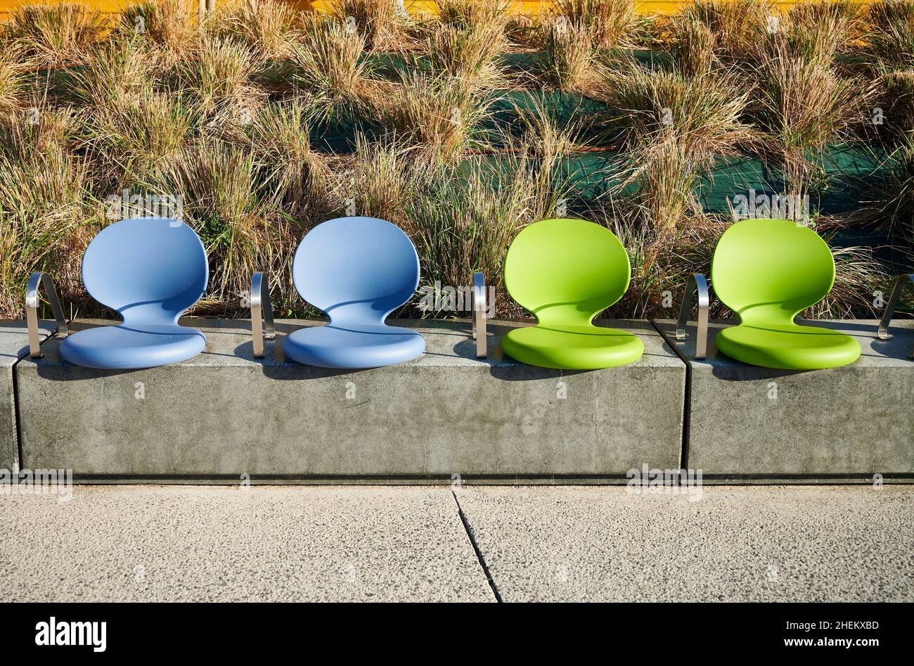 Moderne grüne und blaue Sitze in der Straße für den Rest der Fußgänger Stockfoto