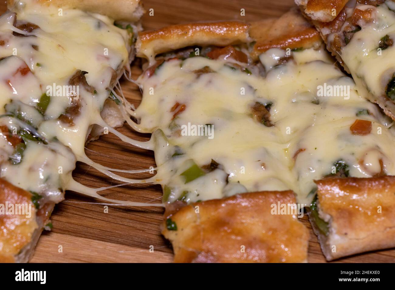Türkische Pita mit Rindfleisch und Käse. Türkisches Pide mit Fleischkäse und Gemüse auf einem hölzernen Hintergrund Stockfoto
