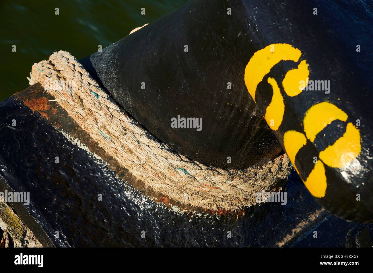 Nahansicht des Anlegepollards mit Seil und Nummer achtundsechzig Stockfoto