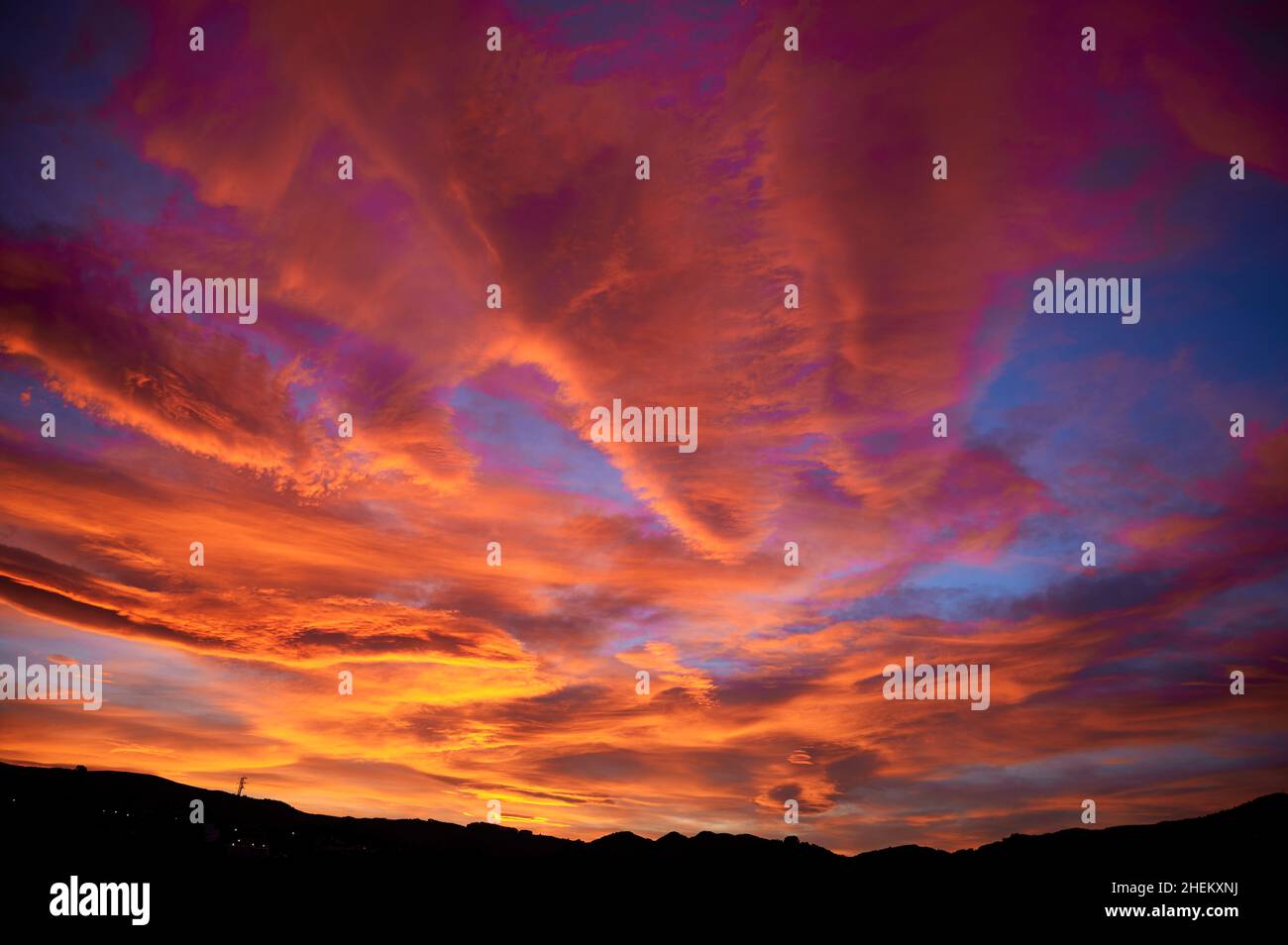 Dramatischer Sonnenuntergang Himmel mit Wolken von schönen Orange und Magenta Farben Stockfoto