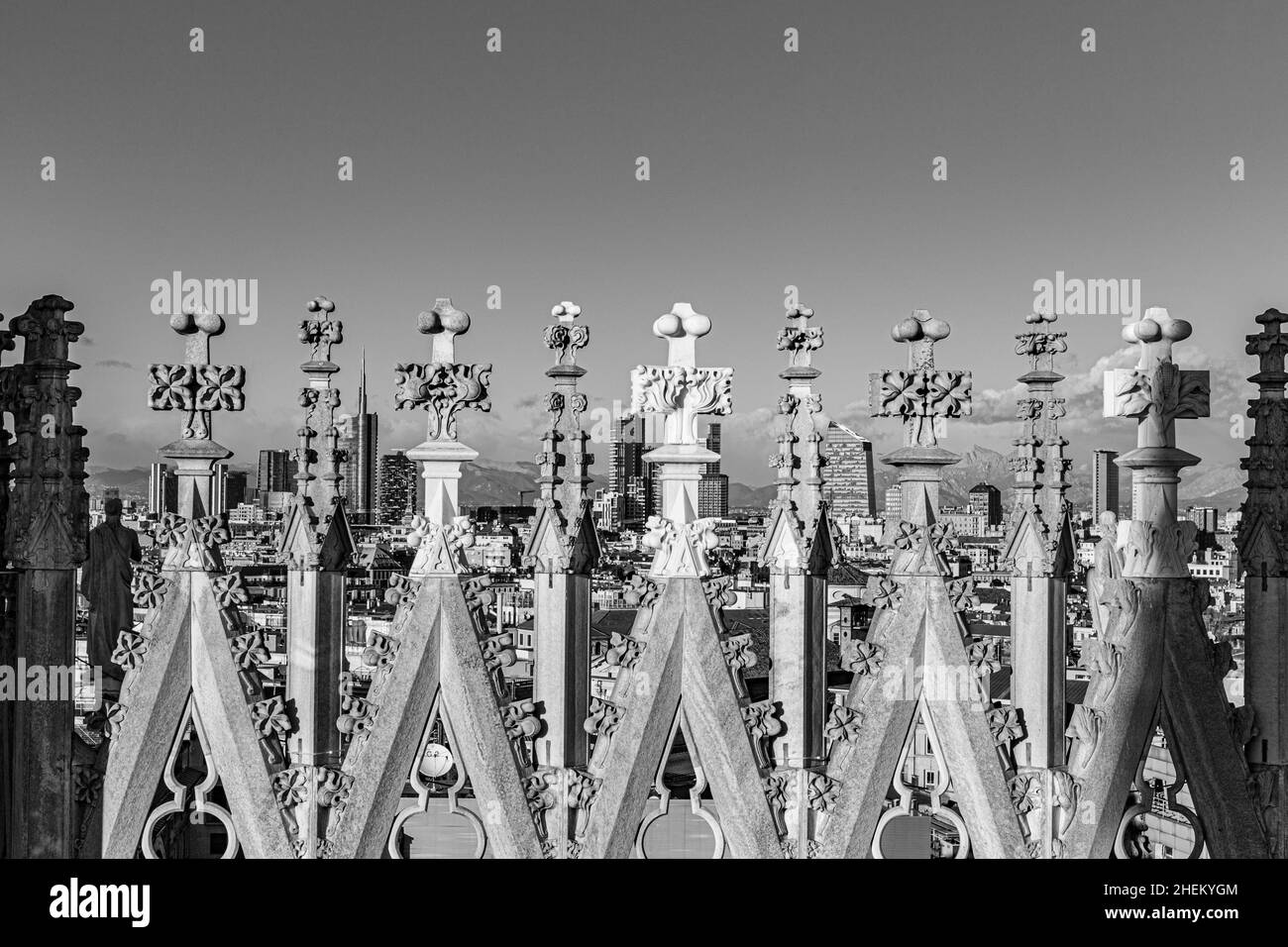 Detail des Mailänder Doms unter blauem Himmel in Mailand, Italien Stockfoto