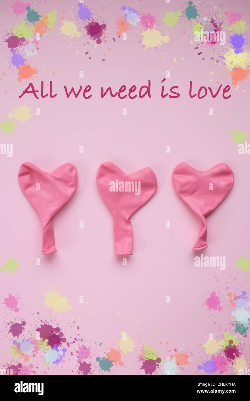 Alles, was wir brauchen, ist Liebe abstrakt mit Ballons und bunten Hintergrund Stockfoto