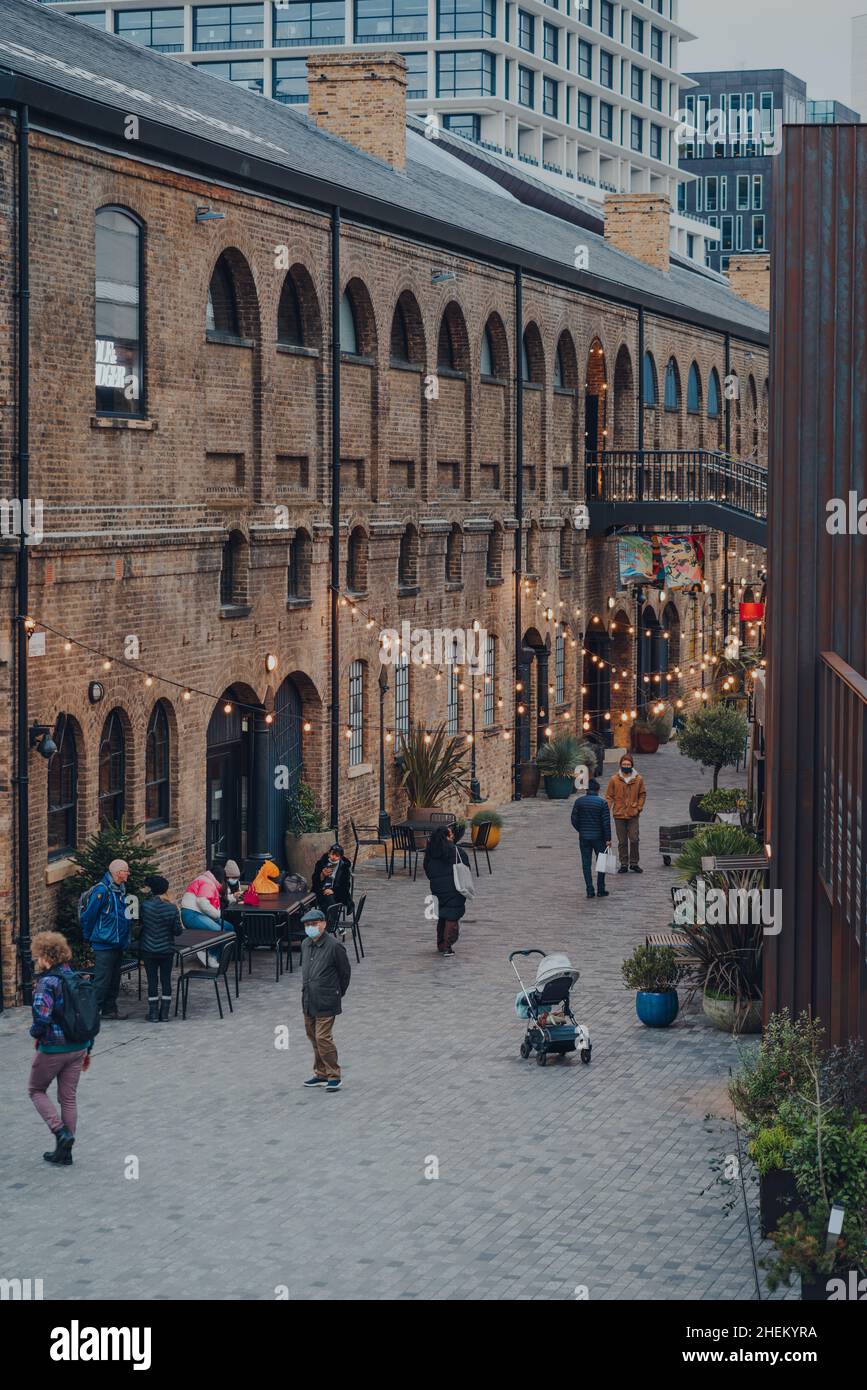 London, Großbritannien - 01. Januar 2022: Blick aus der Höhe auf Menschen, die unter den Lichtern in Coal Drops Yard laufen, einem Einkaufsziel und Foodie-Hotspot in der Nähe von K Stockfoto