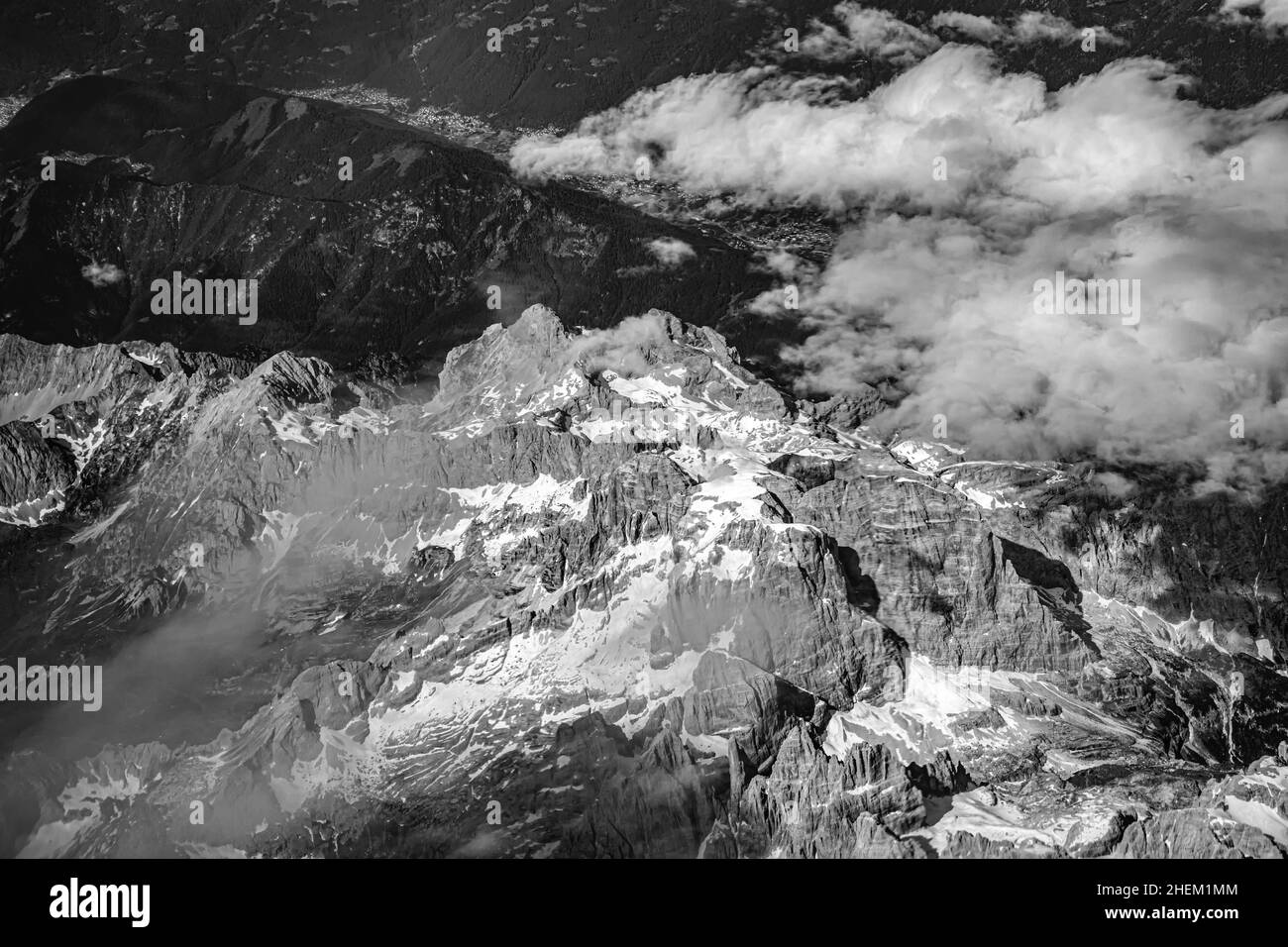 Luftaufnahme zu den italien alpen mit weichen Wolken am Morgen Stockfoto