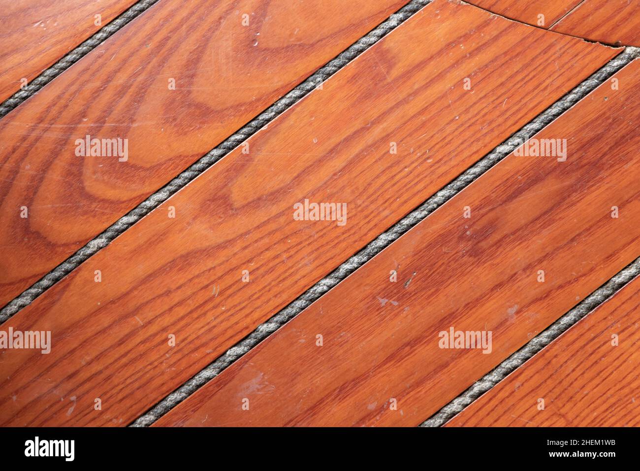 Yacht Deck aus roten Holzplanken, Nahaufnahme Stockfoto