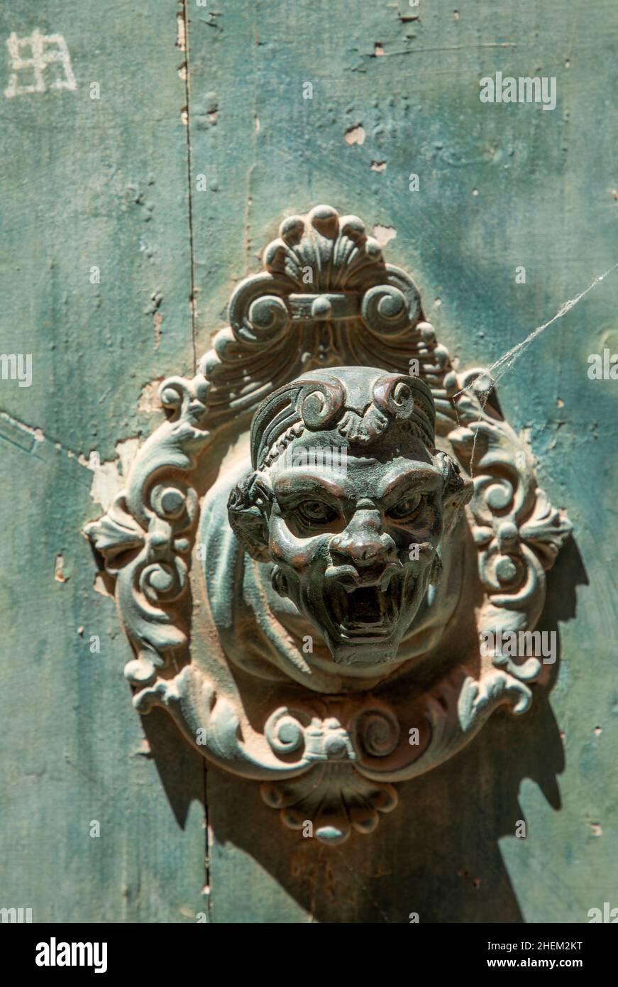 Historische Glocke an Häusern in Venedig, die einen schreienden Antiqoe-Mann symbolisieren Stockfoto