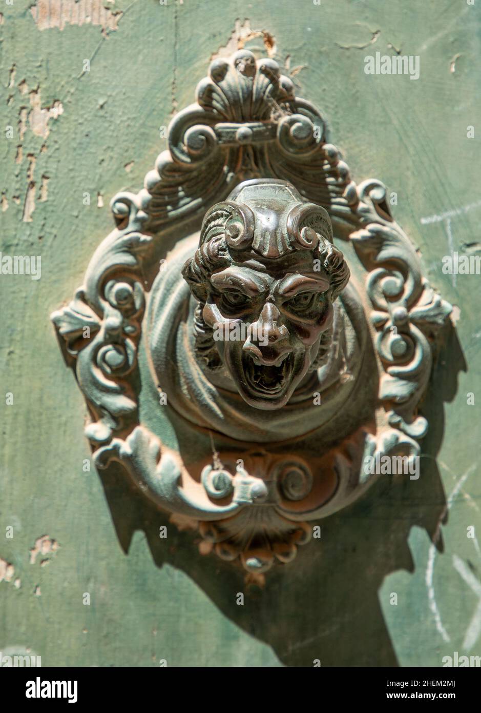 Historische Glocke an Häusern in Venedig, die einen schreienden Antiqoe-Mann symbolisieren Stockfoto