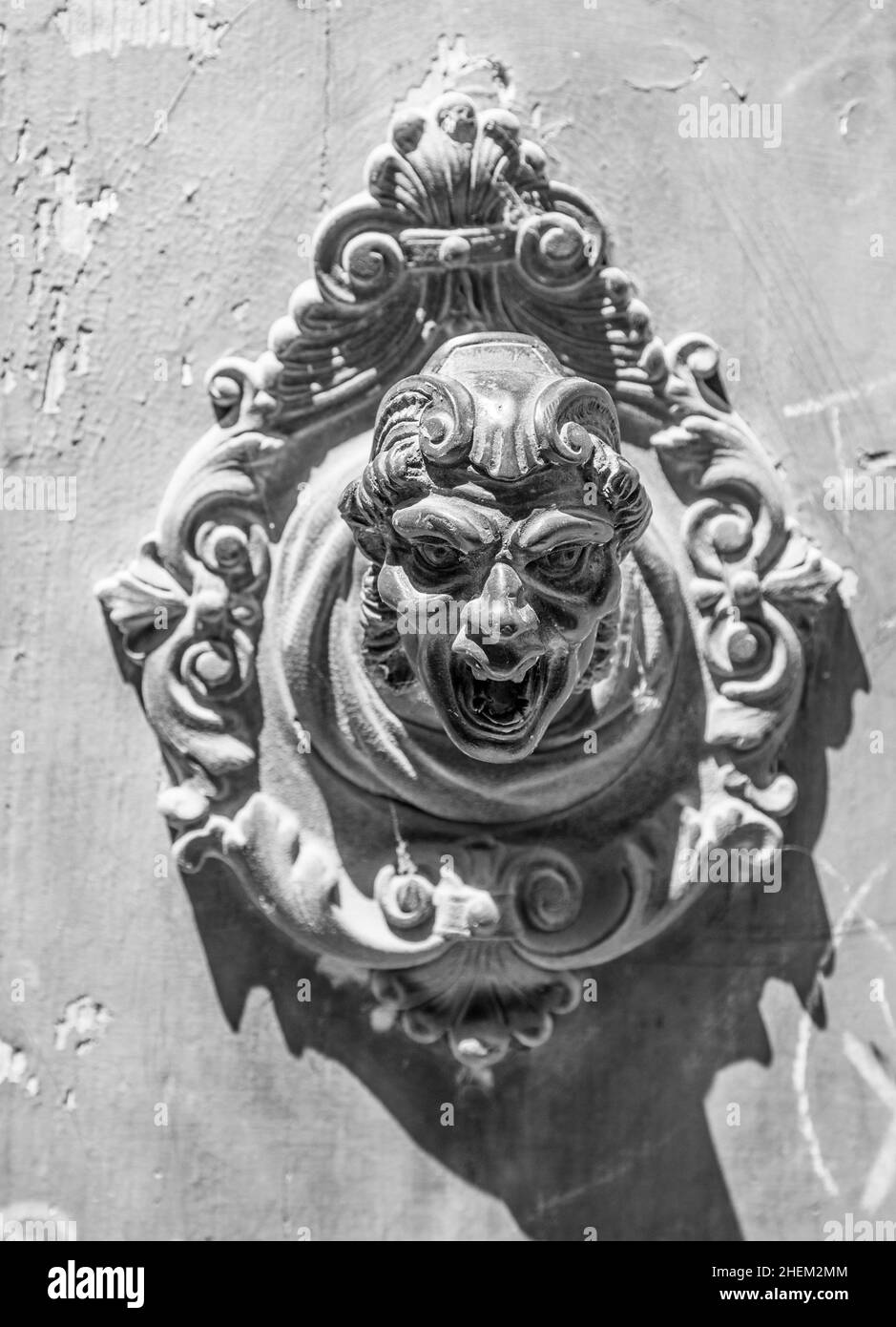 Historische Glocke an Häusern in Venedig, die einen schreienden Antiqoe-Mann symbolisieren Stockfoto