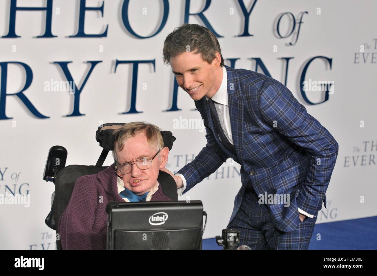 Stephen Hawking, Eddie Redmayne, UK Premiere von „The Theory of Everything“, Odeon Leicester Square, London. VEREINIGTES KÖNIGREICH Stockfoto